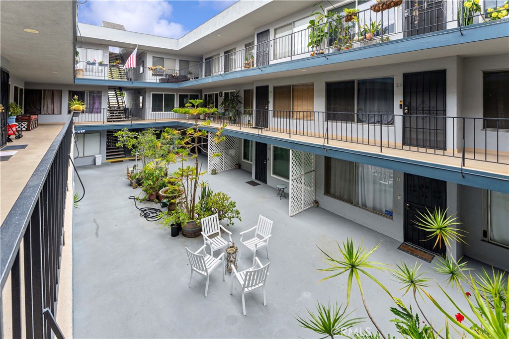 120 Alamitos Avenue 17