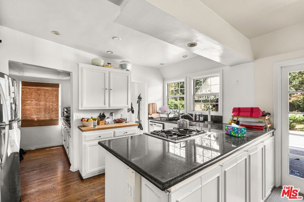 Photo of 3033 Virginia Avenue, Santa Monica, CA 90404 (MLS # 25552609)