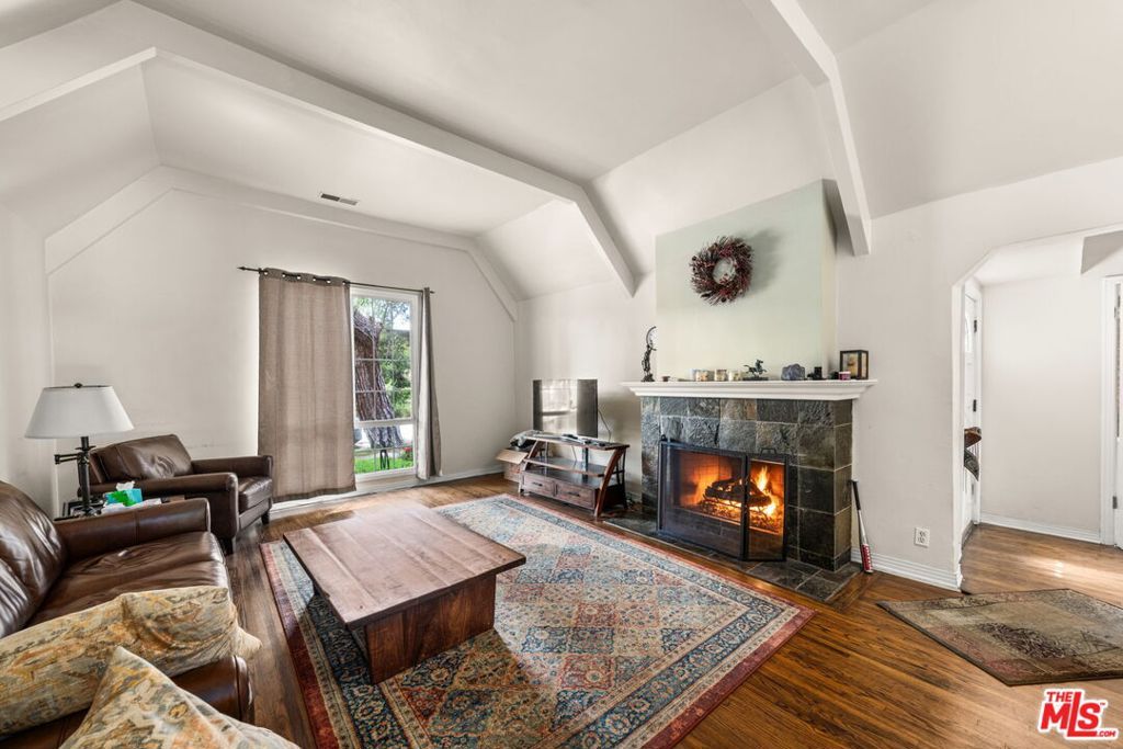 Photo of 3033 Virginia Avenue, Santa Monica, CA 90404 (MLS # 25552609)