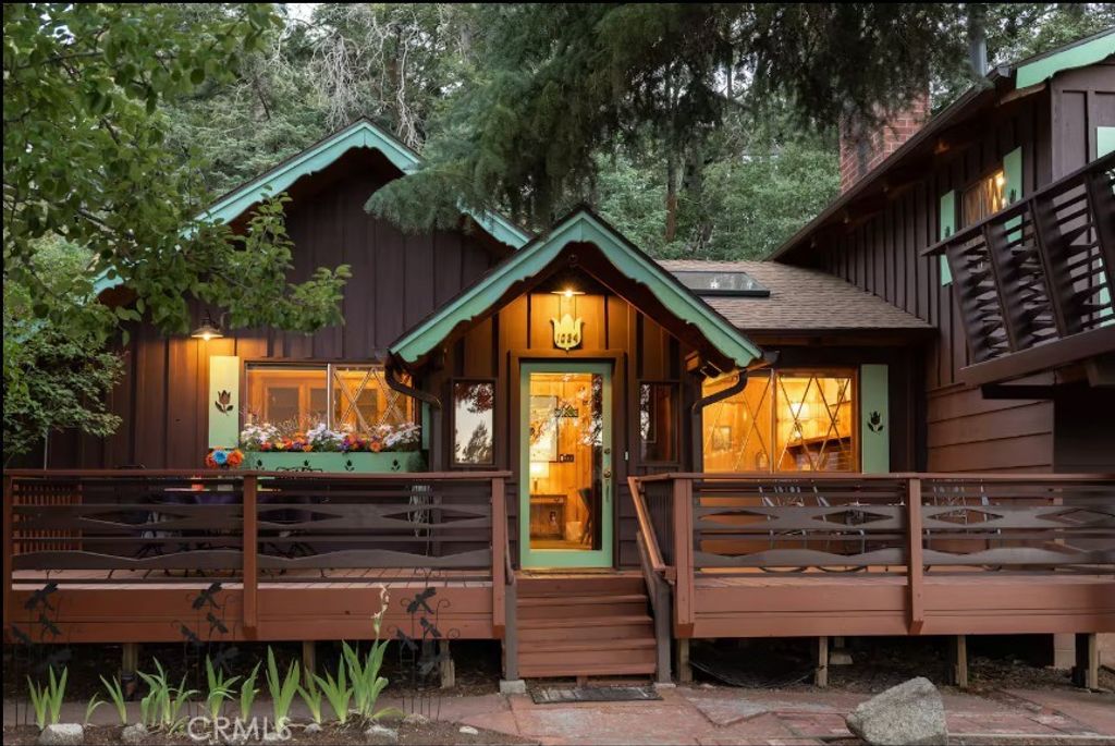 Photo of 1024 Cameron Dr, Big Bear Lake, CA 92315 (MLS # IG25267488)