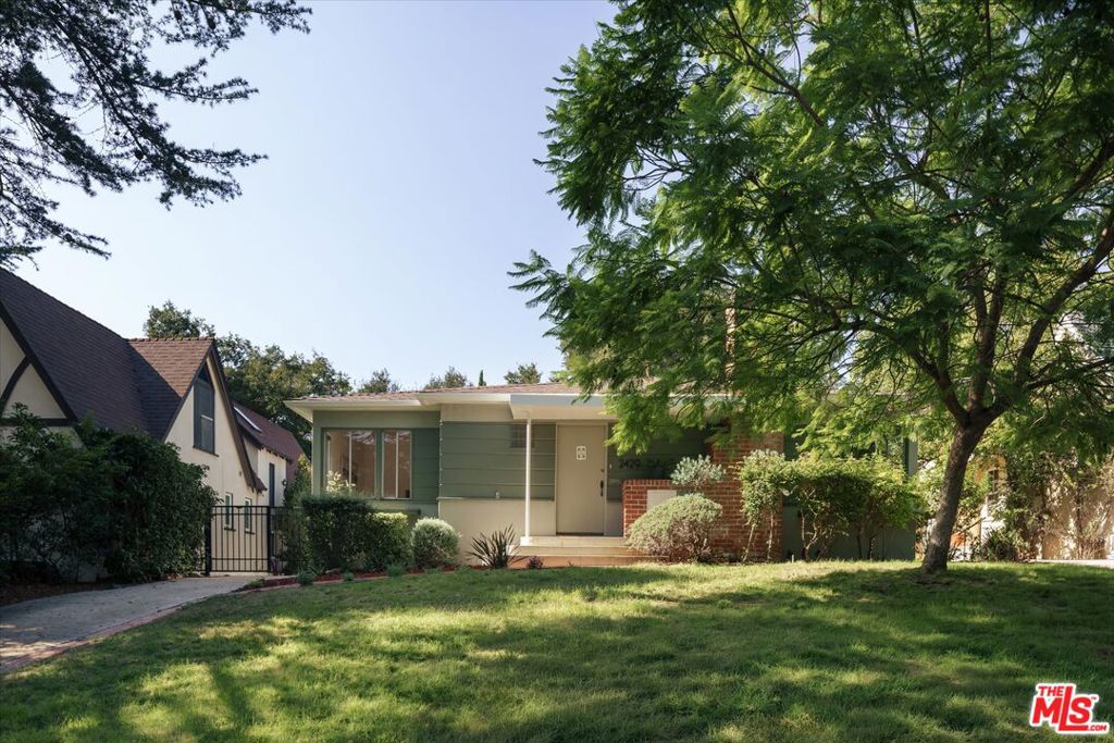 2429 E Glenoaks Boulevard