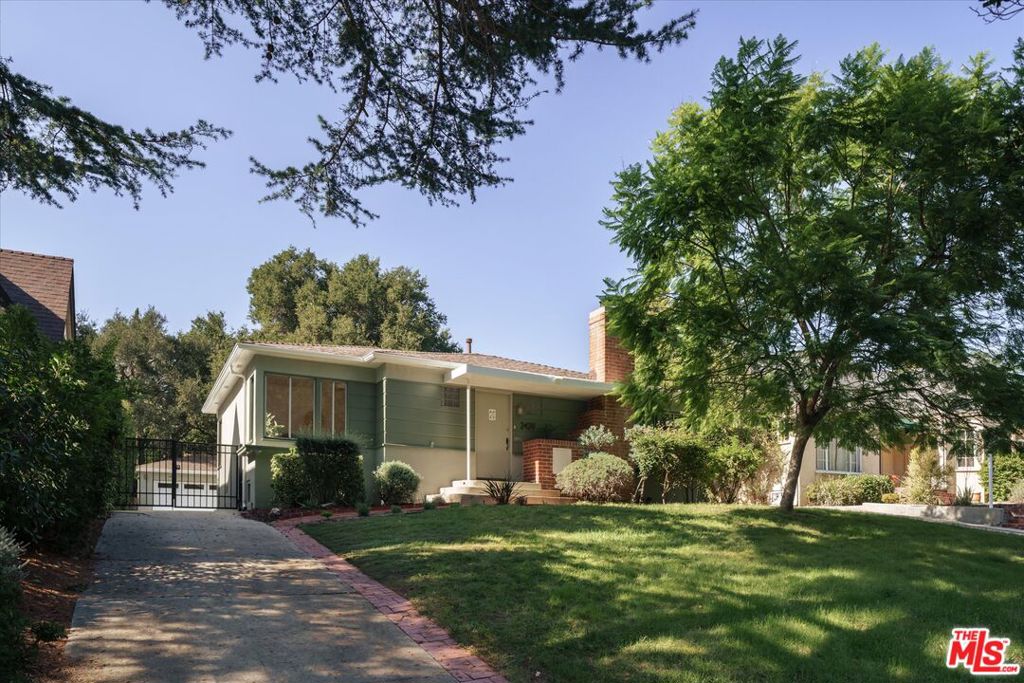 2429 E Glenoaks Boulevard