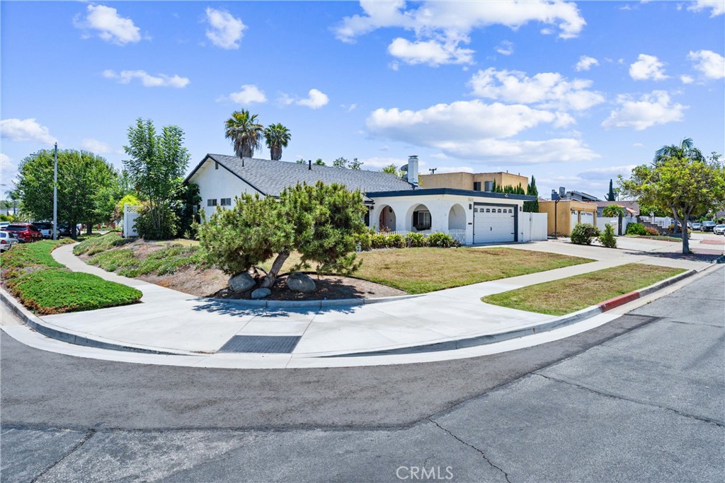 Beautiful Single story 5 beds 2 full bathrooms single family home with huge private pool in your own big spacious backyard in a prestigious and quiet neighborhood in lake forest borderline of laguna hills and Mission Viejo very close to 5 freeway which is outstanding , laminated floors throughout the whole house except small part of the entrance is tile . Master bedroom has its seating area for table and chairs or a desk or just a cozy area to chill …
Walking distance from shopping centers ,gym and restaurants.Short drive to beach and 5 and 405 freeways.
washer dryers in the garage.