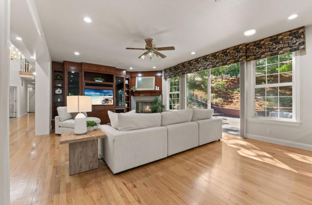 1925 Mantelli Drive