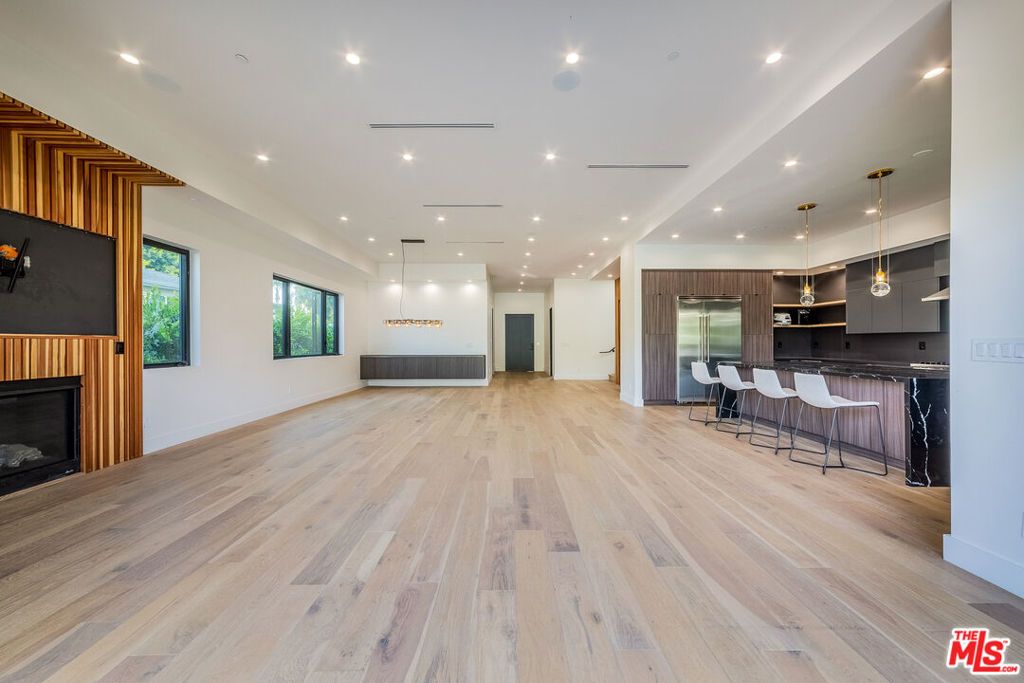 Photo of 3932 Glencoe Avenue, Venice, CA 90291 (MLS # 25624015)