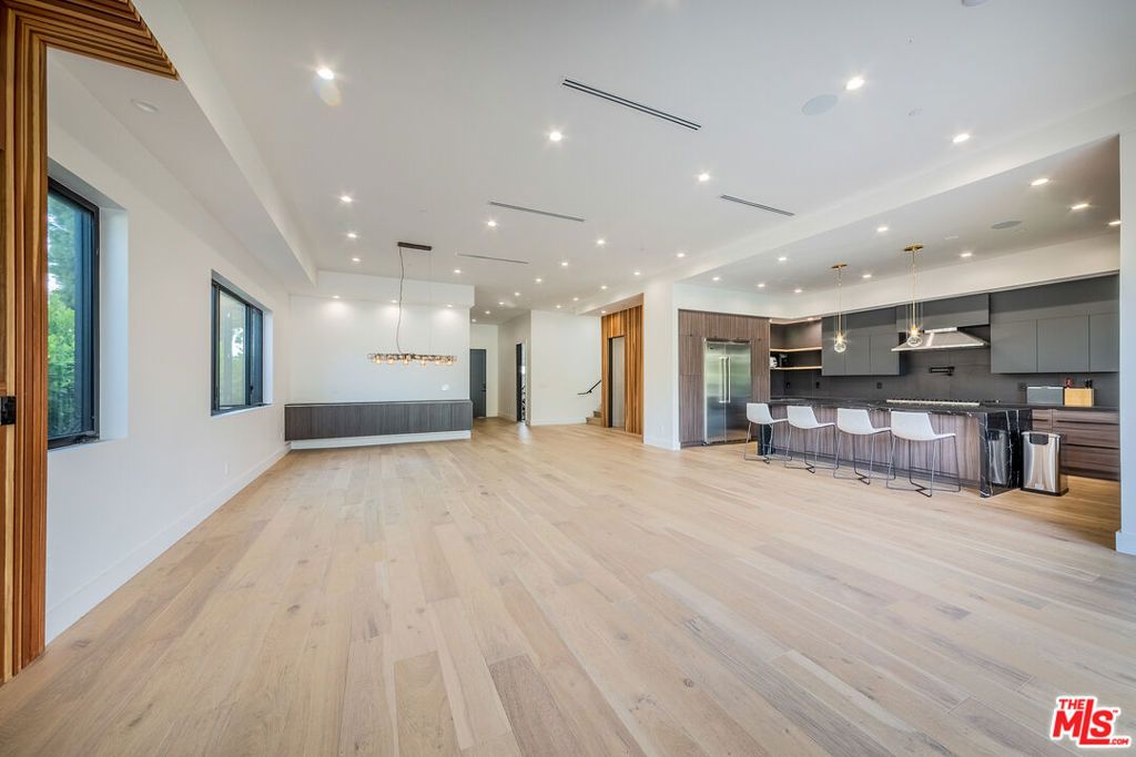 Photo of 3932 Glencoe Avenue, Venice, CA 90291 (MLS # 25624015)