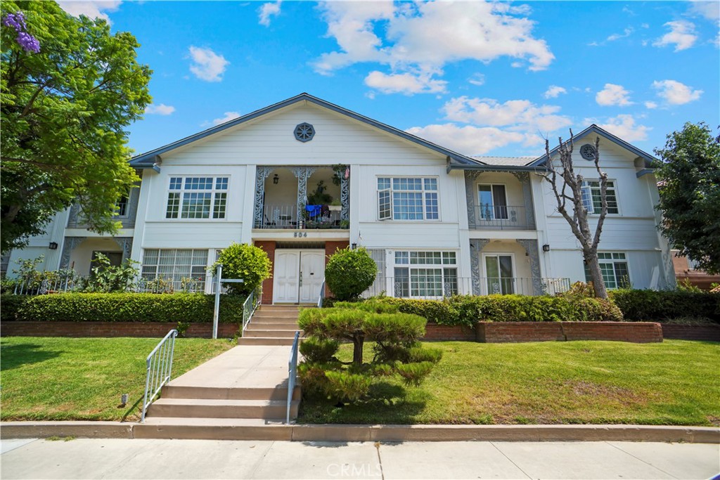 Charming condo located within walking distance to downtown Glendale. Built in 1962, it includes 1 bedroom, 1 bathroom, 640 square feet of living space and 1 parking spot in the rear carport. The living rooms large window, adorned with a plantation shutter, makes it light & bright and ideal for entertaining. The adjacent dining area is open to the kitchen and perfect for quaint dinner parties. The kitchen contains stainless steel appliances,
tons of cabinets for storage and tile flooring. The bedroom is spacious in size and includes a roomy closet. The full bathroom has been remodeled and boasts a stylish vanity with his & her sinks, tile tub surround and tile flooring. A stackable washer and dryer complete the bathroom. Additional features include fresh interior paint, laminate wood flooring and central air & heat and 1 parking spot and storage cabinet in the rear carport. A wonderful
opportunity to live on a tree-lined street and quiet building, while being minutes to dining, shopping and entertainment.