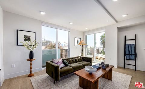 Photo of 707 S Berendo Street #204, Los Angeles, CA 90005 (MLS # 26662215)