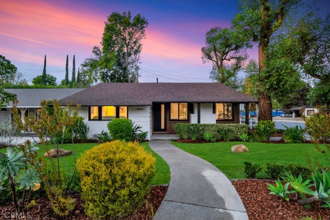 Photo of 20901 Dumetz Road, Woodland Hills, CA 91364 (MLS # SR26231841)