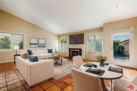 Photo of 17141 Nevette Court, Canyon Country, CA 91387 (MLS # 25622301)