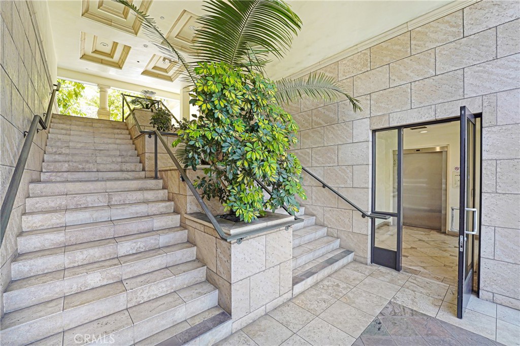 333 N Hill Avenue 203