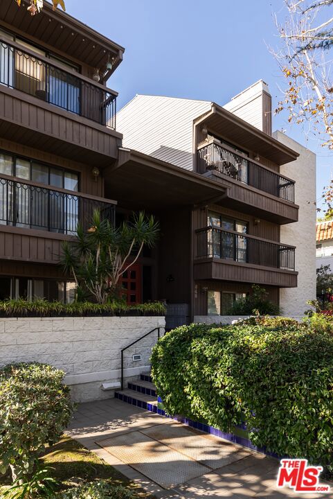 848 Lincoln Boulevard N