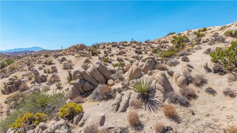 Photo of 56643 Plaza Del Amigo, Yucca Valley, CA 92284 (MLS # JT25216273)