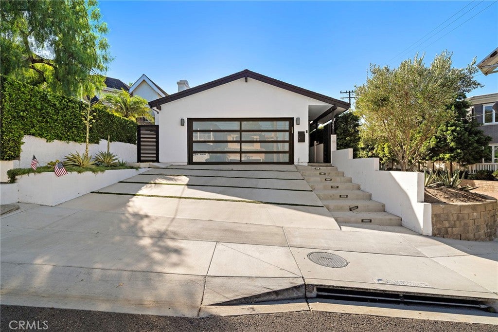 Photo of 600 29th ST, Manhattan Beach, CA 90266 (MLS # SB26226948)