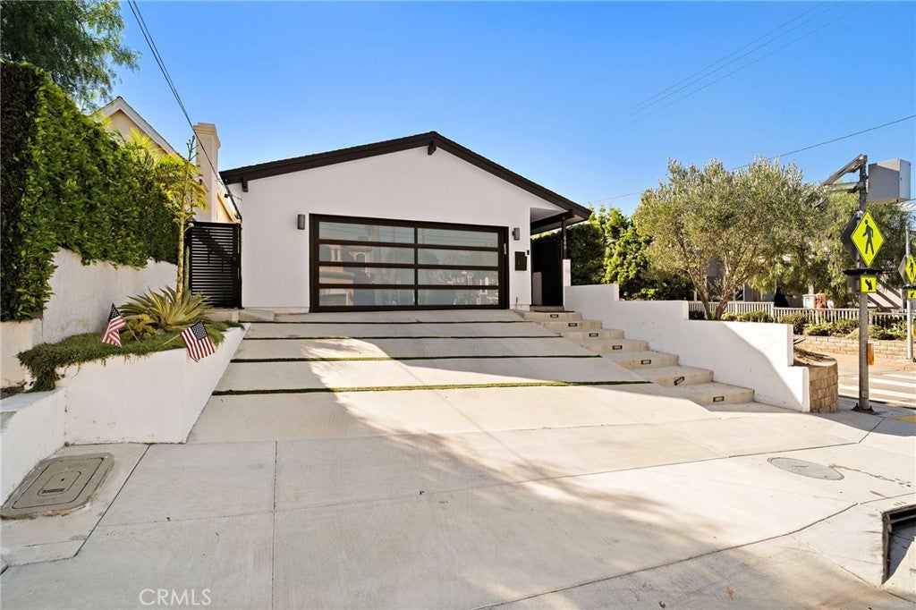 Photo of 600 29th ST, Manhattan Beach, CA 90266 (MLS # SB26226948)