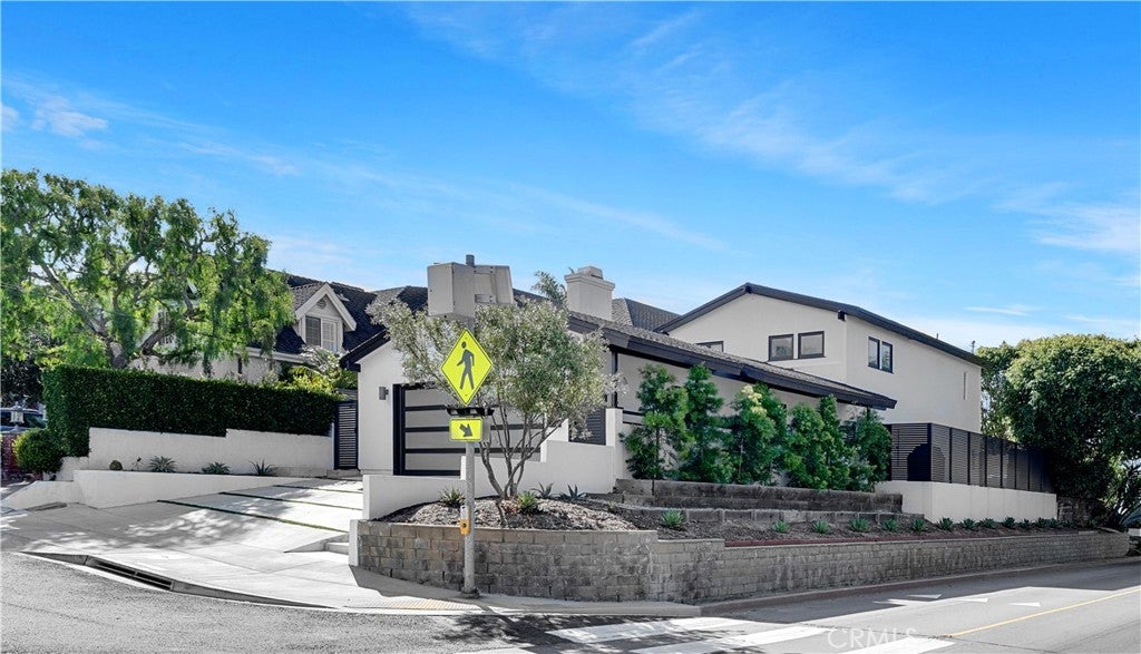 Photo of 600 29th ST, Manhattan Beach, CA 90266 (MLS # SB26226948)