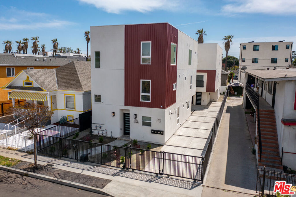 1286 W 35th Place