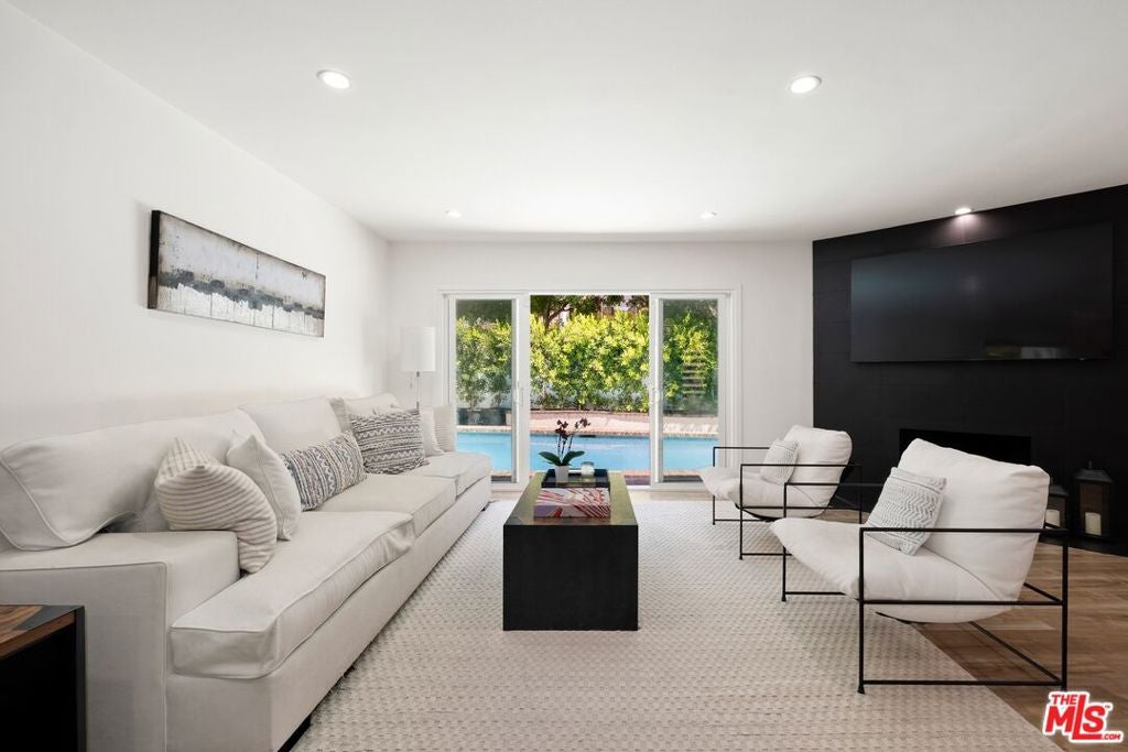Photo of 16141 Dickens Street, Los Angeles, CA 91436 (MLS # 26988049)