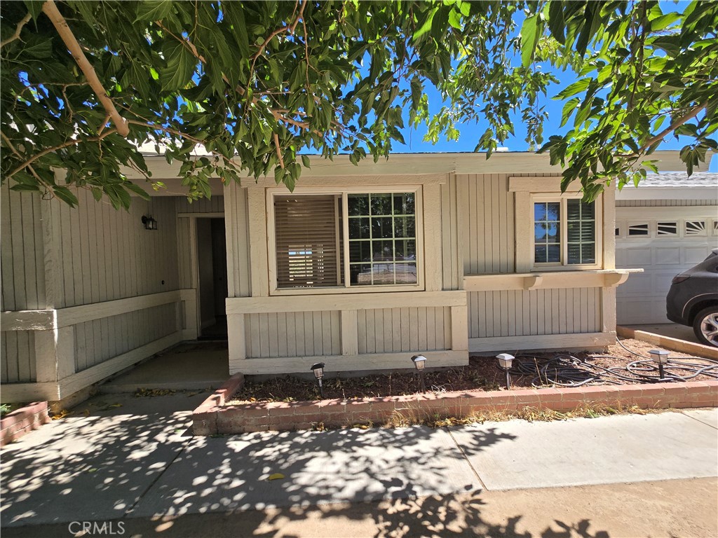 BACK TO THE MARKET!!!!!! This spacious and well-cared home, features 3 bedrooms and 2 full bathrooms. Sits on a large lot. Offering huge back yard for outdoor entertaining. Located in a convenient and desirable area in Hesperia. Agents please bring your clients.