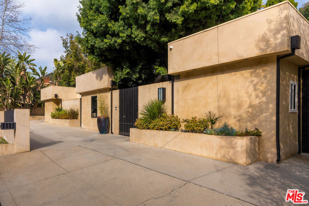 1634 Benedict Canyon Drive