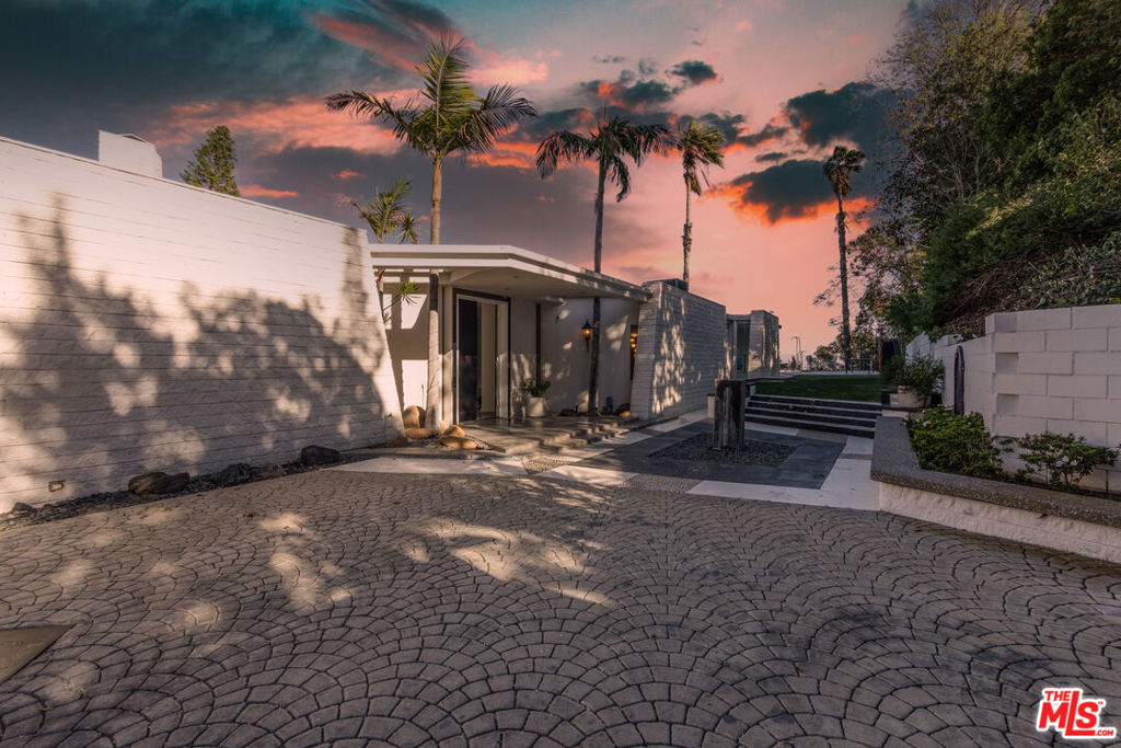 960 Stradella Road
