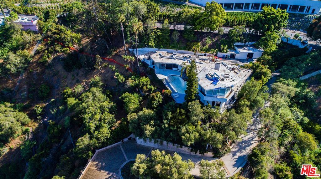 Photo of 960 Stradella Road, Los Angeles, CA 90077 (MLS # 21795538)