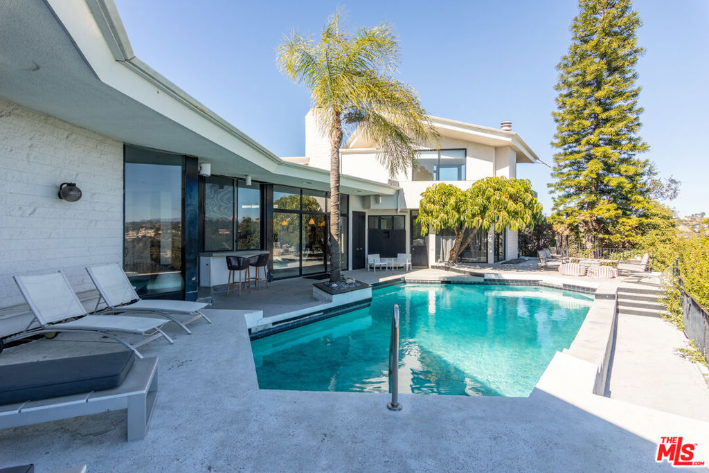 960 Stradella Road