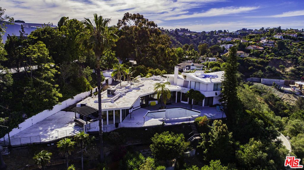 Photo of 960 Stradella Road, Los Angeles, CA 90077 (MLS # 21795538)