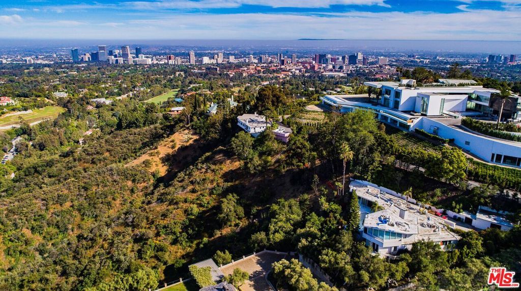 Photo of 960 Stradella Road, Los Angeles, CA 90077 (MLS # 21795538)