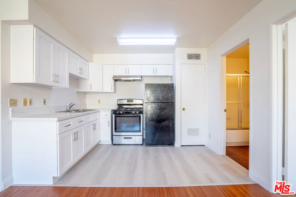 Top floor 2 bed+2bath, centrally located Korea town, open floor plans for living room with laminate flooring and Remolded kitchen. Large bedroom with contemporary simple baths. 2 Tandem parking spaces that come with the unit. Community laundry room on the 3rd floor. No elevator.