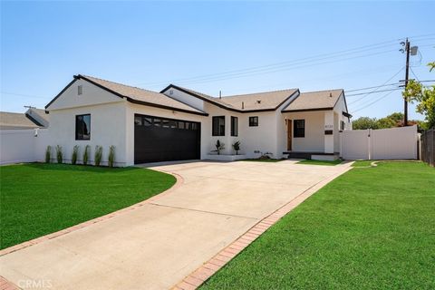 Photo of 8133 Brimfield Avenue, Panorama City, CA 91402 (MLS # GD26102422)