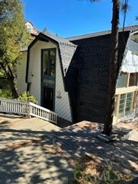 Photo of 1083 Nadelhorn Drive, Lake Arrowhead, CA 92352 (MLS # CV26101428)