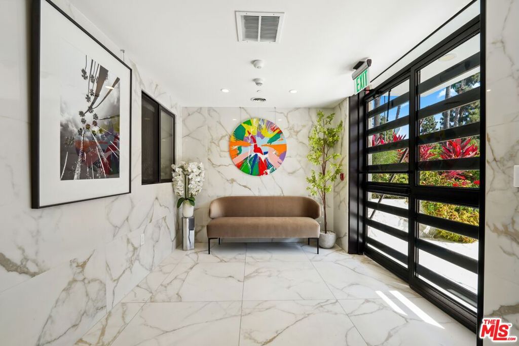 137 N Doheny Drive