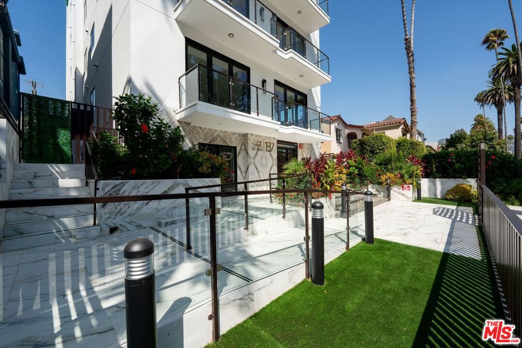 137 N Doheny Drive
