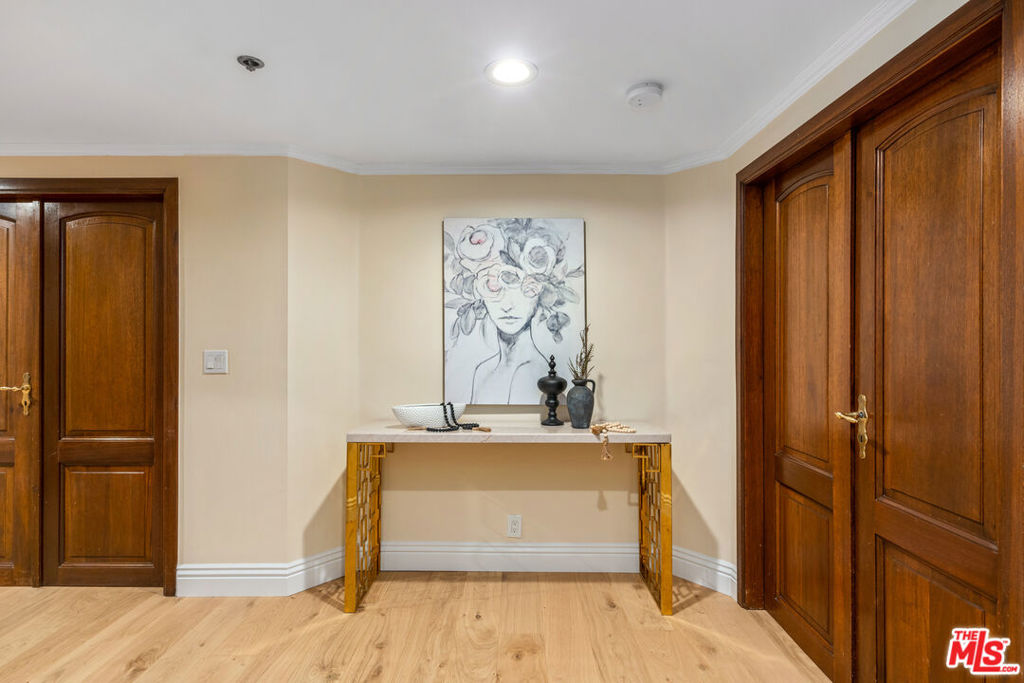 Properties 2 9249 Burton Way 302