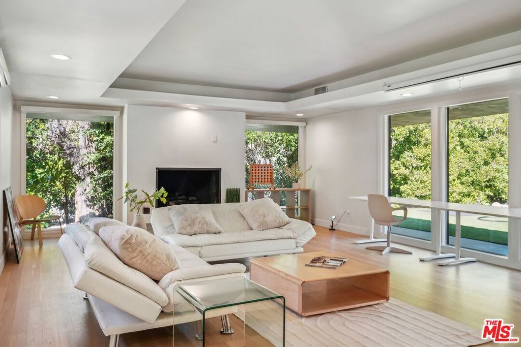 Photo of 4900 Queen Victoria Road, Woodland Hills, CA 91364 (MLS # 25540223)