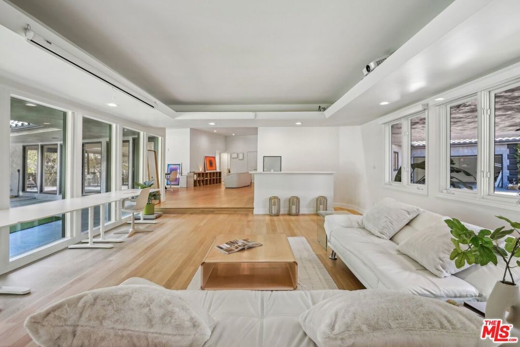 Photo of 4900 Queen Victoria Road, Woodland Hills, CA 91364 (MLS # 25540223)
