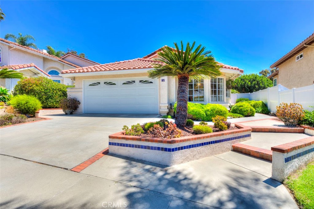 SINGLE STORY Montego home with peek ocean view from kitchen. Very light cosmetic fixer. With no homes behind it, this home offers a pool-size backyard and boast stunning hills & trees views as well. This home is equipped with PAID OFF SOLAR as well as a NEW ROOF. In addition, there is a 220 AC fast charger in the attached garage for your electric car. The spacious floor plan is light and bright with a living room that leads to the backyard. Gourmet kitchen, quartz countertops, stainless steel appliances and a contemporary breakfast bar. The private master suite has vaulted ceilings & dual closets. Near Lifetime Gym. Montego is part of the ocean-view master planned community of Rancho San Clemente and is close to schools & parks with access to miles of stunning trails along the famed Ridgeline Trail. Close to beaches, shopping & freeways.
*Property needs new oven for the kitchen and carpet replacement.