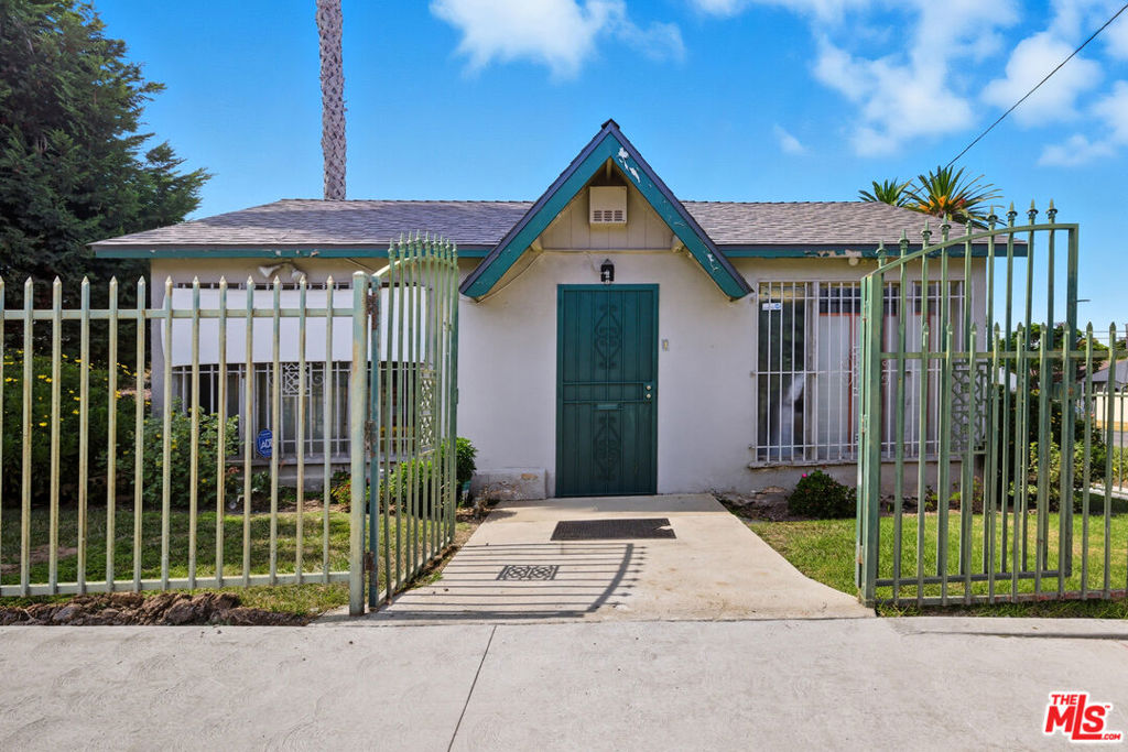 Rare stand-alone office for lease in South LA! 7601 Crenshaw Blvd features 1,080 SF on a 0.13-acre lot with private off-street parking, flexible LAC2 zoning, and prominent street visibility. Perfect for professional, medical, or creative users seeking exclusive access, convenience, and prime location.