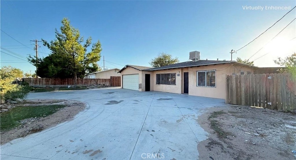 3-bedroom 2 bath home for rent. 15,000 sqft lot.
home was just freshly painted, and home has title flooring throughout home. Laundry hookups in garage, home has central air, and a patio outside with lots of shade.