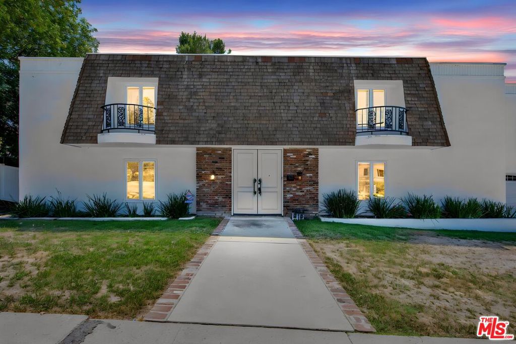Photo of 16608 Park Lane Circle, Los Angeles, CA 90049 (MLS # 26875837)