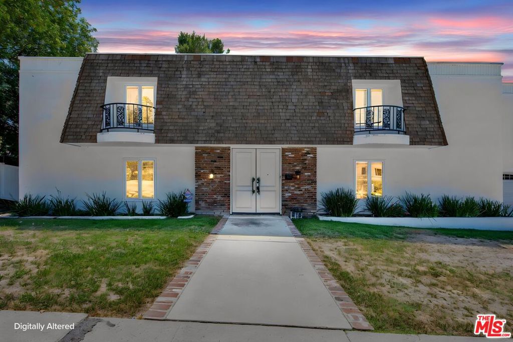 Photo of 16608 Park Lane Circle, Los Angeles, CA 90049 (MLS # 26875837)