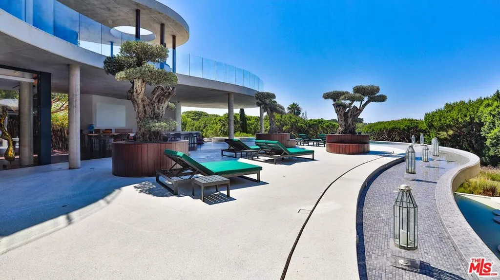 United States, 6 Bedrooms Bedrooms, ,8 BathroomsBathrooms,Residential,Active,61801