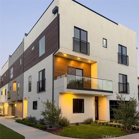 Photo of 4332 Alcove Avenue, Studio City, CA 91604 (MLS # SR26139428)