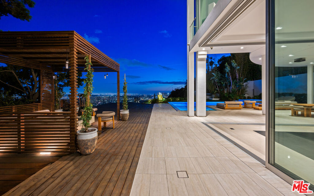 1609 Magnetic Terrace
