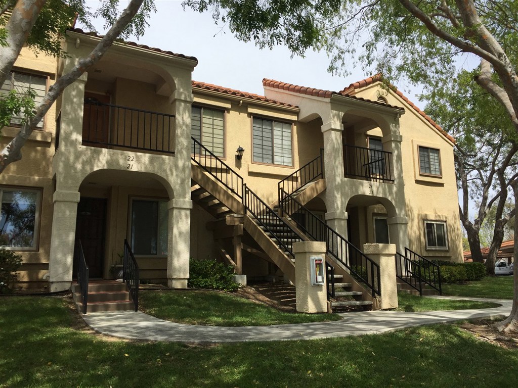 One bedroom condo for rent conveniently located off Mira Mesa Blvd, minutes from Qualcomm and Sorrento Valley. Wood laminate flooring in living, dining, and kitchen areas. Carpet in bedroom. Large patio. Fireplace in living room. Covered parking. First floor unit, in well maintained complex with pool and spa. Includes all appliances, including washer/dryer. Neighborhoods: Mira Mesa