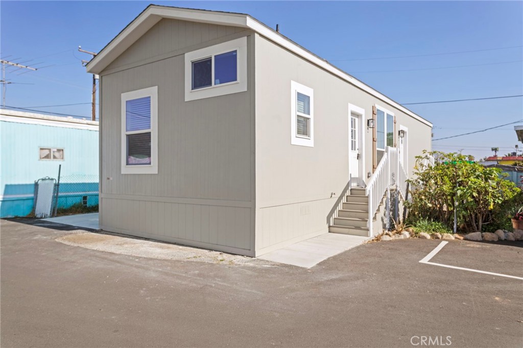 6154 Mission Boulevard 03