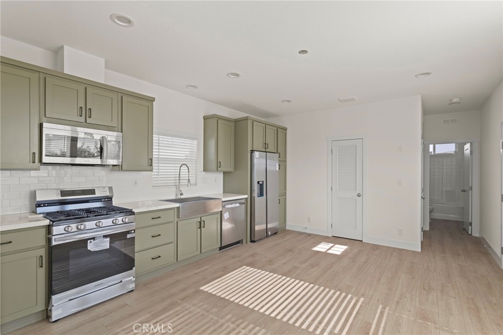 6154 Mission Boulevard 03