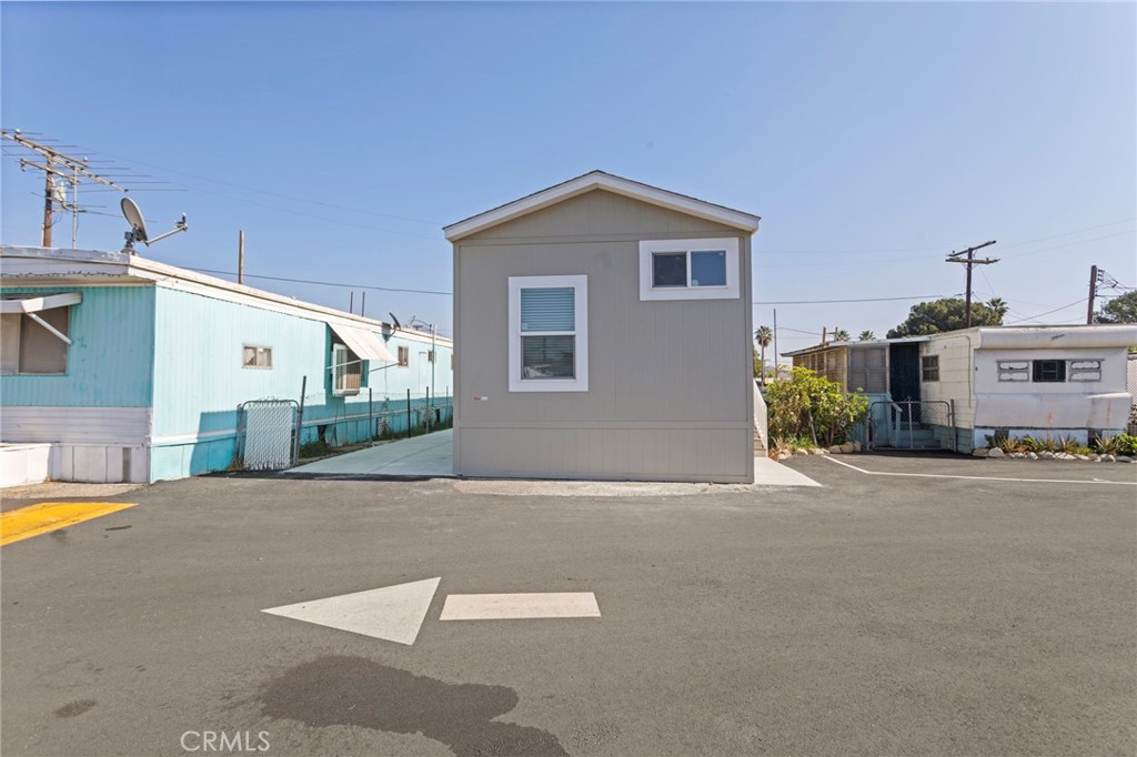 6154 Mission Boulevard 03