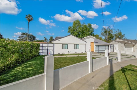 Photo of 13633 Delano Street, Valley Glen, CA 91401 (MLS # SR26179823)